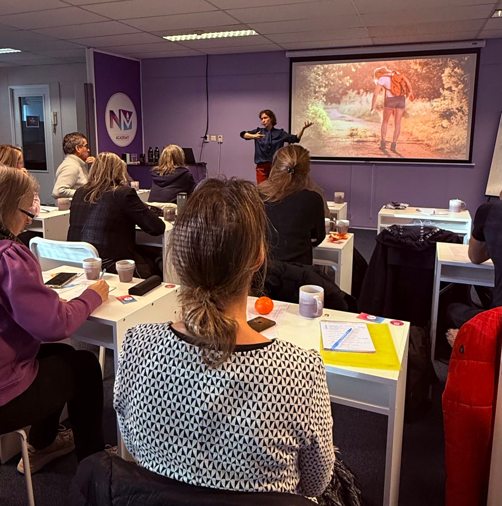 Nano Mineralen kennistraining in The Health Factory klaslokaal met presentatie